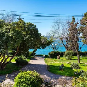 kolovare-garden-oasis-first-row-by-sea.hotelinzadar.com/
